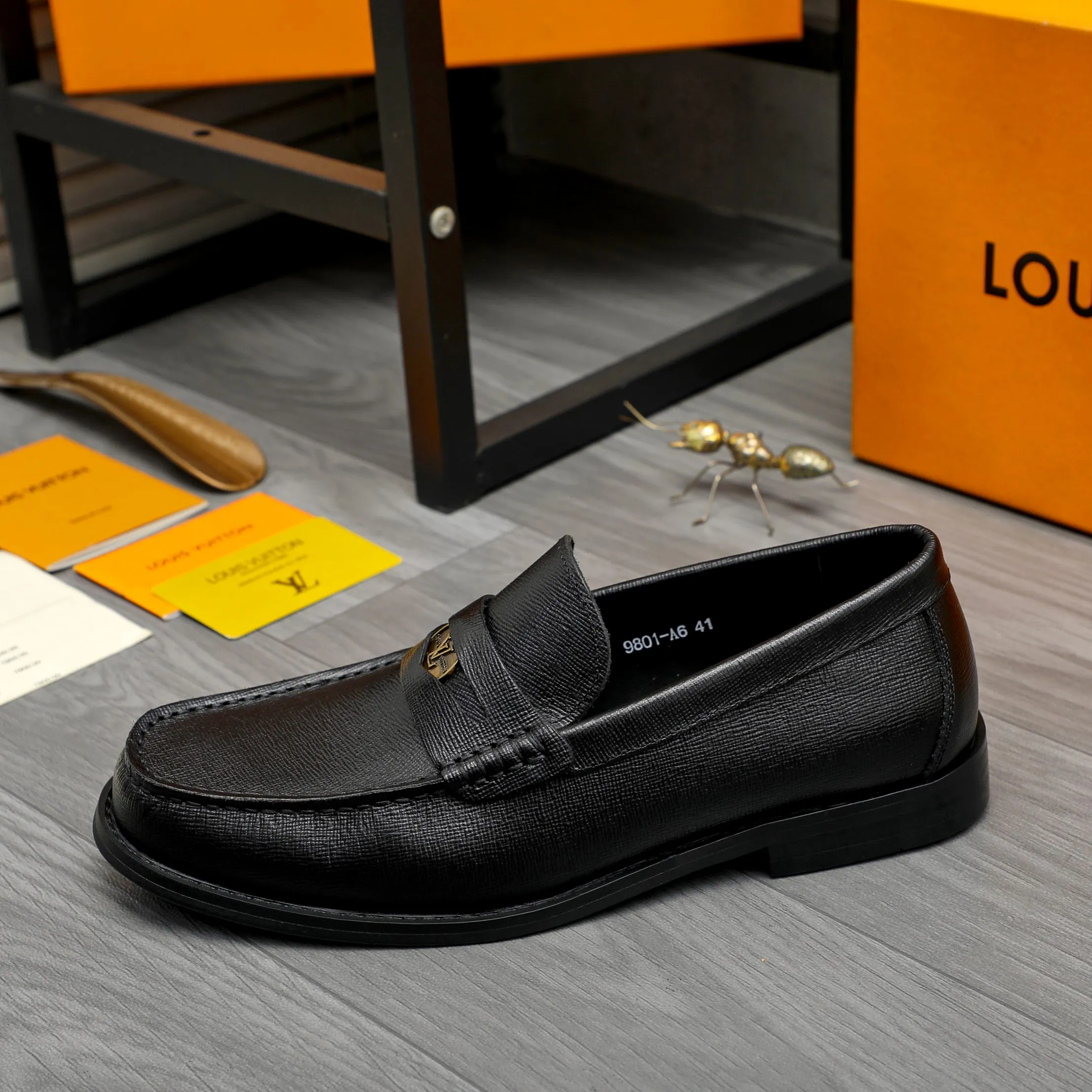 Men's shoes 💰p460 Product trademark: LV (Louis Vuitton) business slip-on leather shoes. Regular size: 38-45 (45 is custom-made and non-returnable) Product materials: Selected high-quality vertical grain cowhide upper, cowhide lining, original rubber outsole
